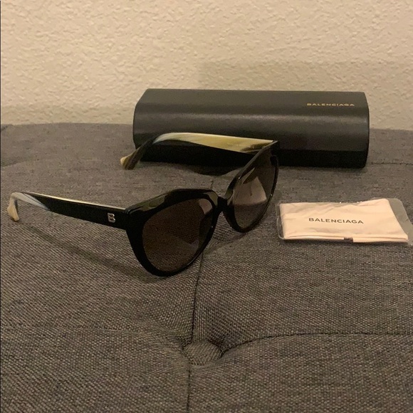 BRAND NEW BALENCIAGA CAT EYE STYLE SUNGLASSES - Picture 1 of 8